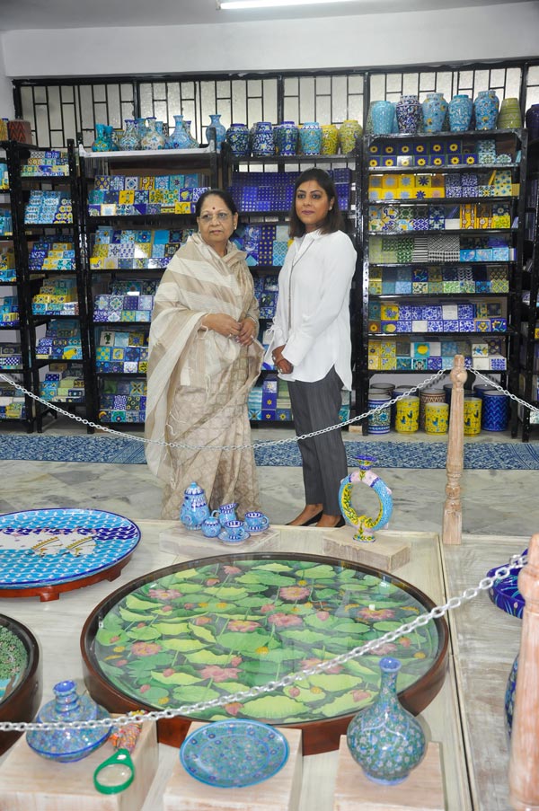 Neerja International Inc Leela Bordia Nupur Bodia Kamal Bordia Apurv Bordia 40 Inch Blue Pottery Plate08