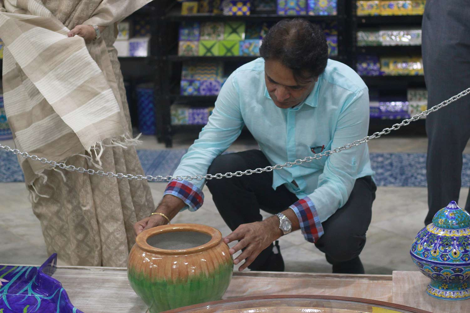 Neerja International Inc Leela Bordia Nupur Bodia Kamal Bordia Apurv Bordia 40 Inch Blue Pottery Plate014