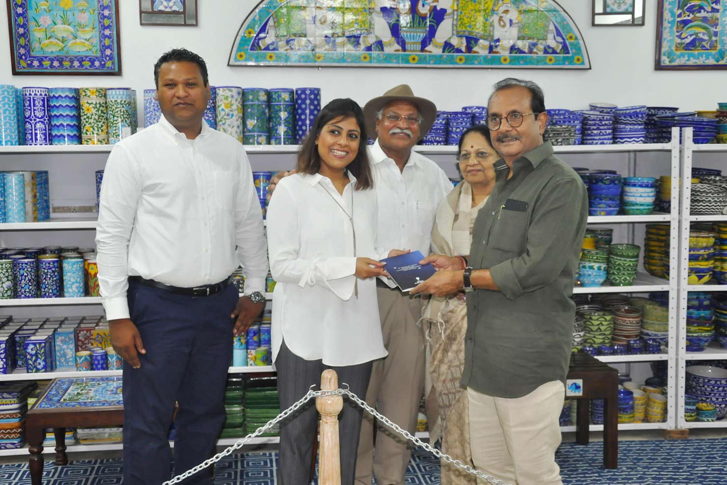 Neerja International Inc Leela Bordia Nupur Bodia Kamal Bordia Apurv Bordia 40 Inch Blue Pottery Plate02