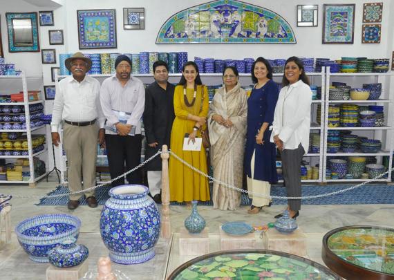 Neerja International Inc Leela Bordia Nupur Bodia Kamal Bordia Apurv Bordia 40 Inch Blue Pottery Plate012